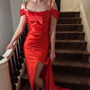 Elegant Red Fitting Prom Dress